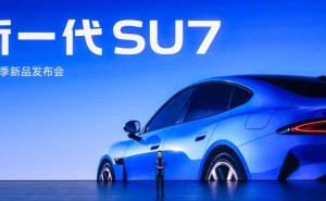 雷军发布会口误引热议 小米SU7热销AI布局加码股价波动