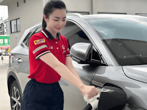 油价上调在即，加满一箱油省几十元，车主为何甘愿排队数小时？