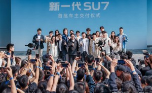 新一代小米SU7正式交付首批用户，性能续航智驾全面升级引关注