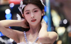 任绵绵：车模舞台上的甜美精灵 体重年龄争议下的时尚新星