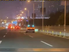 武汉萝卜快跑自动驾驶车集体瘫痪，乘客被困两小时，安全救援引质疑