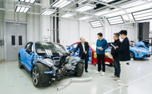 雷军直播拆解新一代SU7：锁单超4万，性能安全亮点全解析