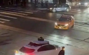 中美无人车“停车”事件引热议：是谨慎之举，还是技术之困？