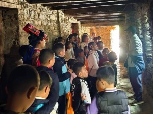 千年桃坪羌寨焕新彩 阿坝理县“小史官”沉浸探秘古羌文化
