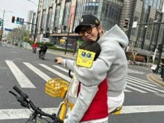 黄晓明带儿子骑行引热议，未注意交规公开致歉，育儿路上敲响警钟
