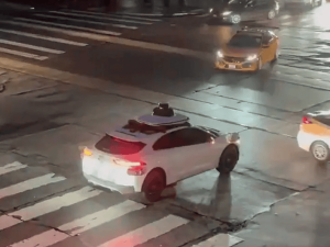 萝卜快跑“熄火”引争议:安全策略“敏感”背后,是谨慎还是束缚?