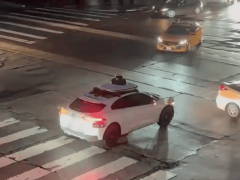 萝卜快跑“熄火”引争议：过度谨慎的安全策略是福还是祸？