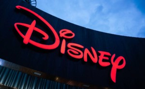 新CEO上任首月遇挑战：迪士尼再裁千人，业务转型与市场冲击并行