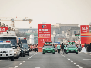 清华王文杰2026北京半马夺冠破纪录 雷军祝贺 小米YU7成赛事指定用车引关注