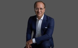 专访雅诗兰黛新帅司泰峰:以敏捷创新驱动增长,深耕中国市场谋新篇