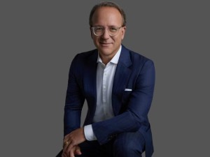 专访雅诗兰黛新帅司泰峰：以敏捷创新驱动增长，深耕中国市场谋新篇