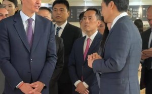 西班牙首相桑切斯访华首站参观小米科技园 雷军接待并陪同体验小米YU7车型