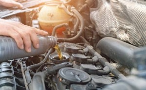 機(jī)油更換別踩坑！多加機(jī)油、不換機(jī)濾等誤區(qū)，傷車又費(fèi)錢