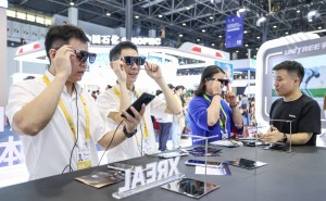 消博會(huì)上AI眼鏡“各顯神通”：從翻譯到導(dǎo)航，未來(lái)生活觸手可及