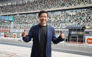 雷军现身CHINA GT上海站 挥旗颁奖助力赛事 小米汽车全程守护