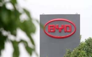 比亞迪固態電池將量產，閃充電池仍具優勢，技術革新雙軌并行