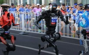 机器人马拉松“名场面”不断！荣耀夺冠，A股供应链女富豪“押注”未来