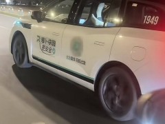 重慶“蘿卜快跑”無人車現不雅一幕：乘客脫鞋搭座，客服回應衛生保障措施