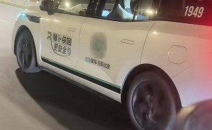 重慶“蘿卜快跑”無人車現不雅一幕：乘客脫鞋搭座，客服回應衛生保障措施