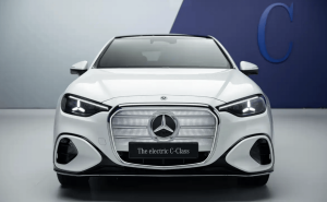 全新純電奔馳C級全球首秀，大前備箱配星空頂，運動性能拉滿