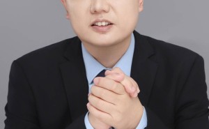 苹果换帅引关注：新CEO背景揭秘，库克仍握决策“钥匙”？