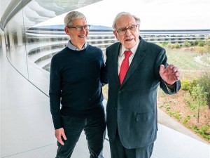 巴菲特盛贊庫克：執掌蘋果15載，成就全球頂尖科技企業傳奇