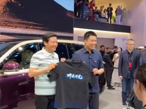 雷軍車展送李想“聽我講完”T恤，跨界互動玩梗樂翻全場