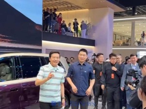 雷軍車展互動送李想“聽我講完”T恤，企業家玩梗友誼拉滿