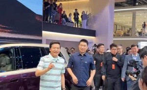 雷军车展互动送李想“听我讲完”T恤，企业家玩梗友谊拉满