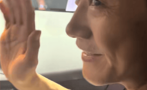 雷军车展体验粉丝改装超跑，被夸“你好香” 网友笑称千亿总裁也“接招”