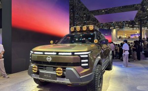 北京车展郑州日产展台亮点：锋坦・沙影骑士版解锁皮卡潮玩新方式