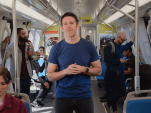 庫克交棒特努斯：折疊屏首秀啟新程，十大新品線蓄勢待發