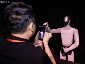 雷军藏了4年的“王炸”！小米人形机器人亮实力，与特斯拉谁更强？