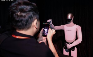 雷军藏了4年的“王炸”！小米人形机器人亮实力，与特斯拉谁更强？