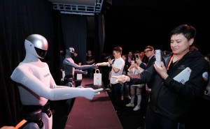 雷军宣布小米自研芯片出货破百万，新款人形机器人投资者日惊艳亮相