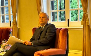 欧莱雅中国双CEO：AI重塑美妆竞争，线下体验成制胜关键新路径