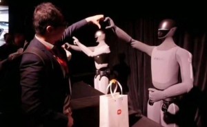 雷军分享小米机器人新成果：仿生手升级，从工厂到互动场景大跨越