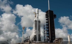 SpaceX猎鹰重型火箭复飞成功：高轨卫星精准入轨 双重助推器完美回收