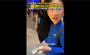 车展现场萌娃成“小米粉”：专注记录数据，眼中满是对科技热爱