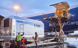 ASML CEO：AI芯片短缺或持续数年 新光刻机成本虽高但降本显著