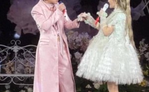 谢娜演唱会热度未减，张杰登台甜蜜献唱，模范夫妻再成焦点