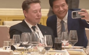 雷军半蹲与马斯克自拍引热议，企业家互动秒变“朋友圈”现场