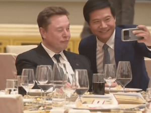 雷军半蹲与马斯克自拍引热议，企业家互动秒变“朋友圈”现场