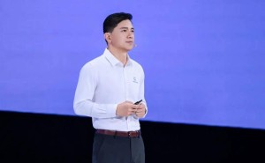 李彦宏AI时代进化论：智能体自我进化，DAA成价值衡量新标尺