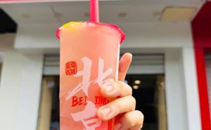 黄仁勋铜锣鼓巷现身喝蜜雪蜜桃水，与亿万富翁同饮，感受AI时代别样甜蜜