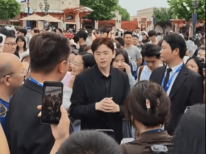 追觅科技豪气团建！全员齐聚迪士尼 CEO俞浩戴玩偶发箍迎员工
