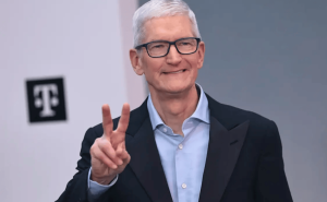 古尔曼爆料：WWDC或成库克CEO谢幕之作，特努斯将携折叠屏iPhone亮相