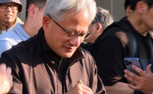 英伟达CEO黄仁勋提前抵台，拜访张忠谋后逛夜市与民众热情互动