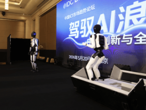 智元机器人亮相IDC论坛：双机开场人机对话 共启具身智能生产力新时代