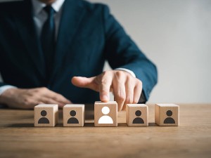 恒安标准人寿高层变动：郑艺卸任董事长，大卫·穆耶代行职责